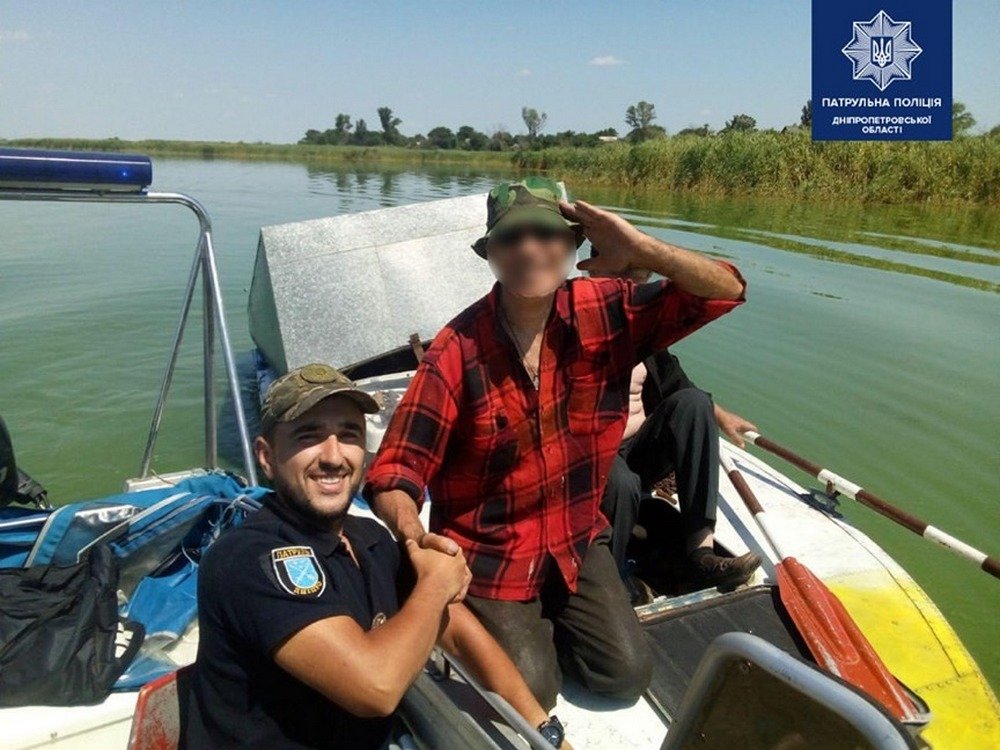 У лодки сломался двигатель, вследствие чего ее понесло по течению