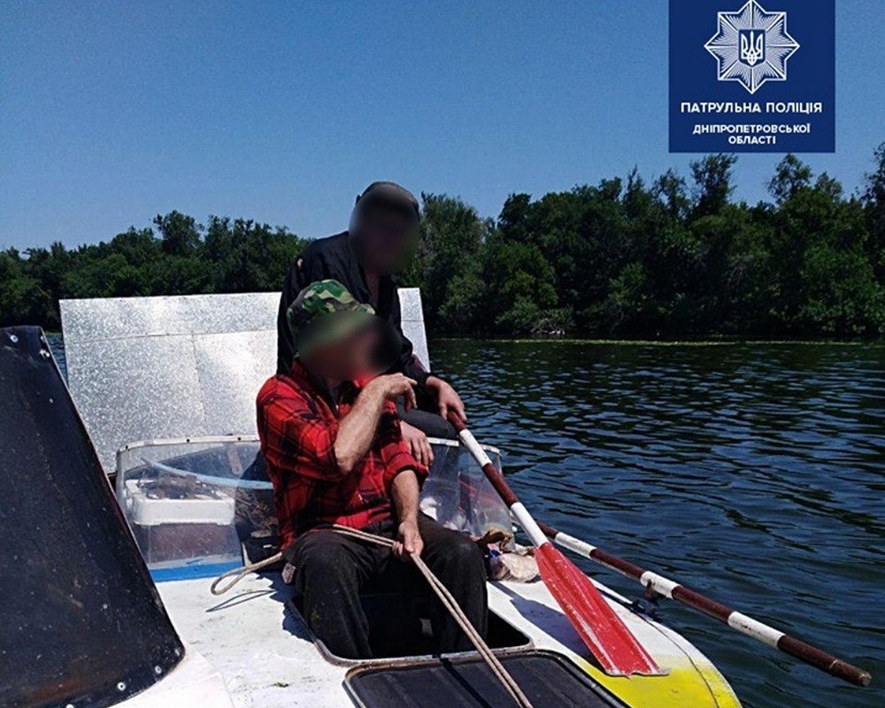 В Днепре водный патруль спас глухих рыбаков, которых унесло течением 2