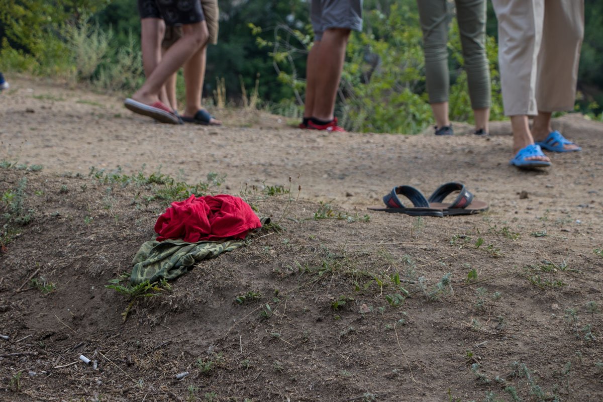 Мужчина пришел на карьер вместе с другом Мужчина пришел на карьер вместе с другом