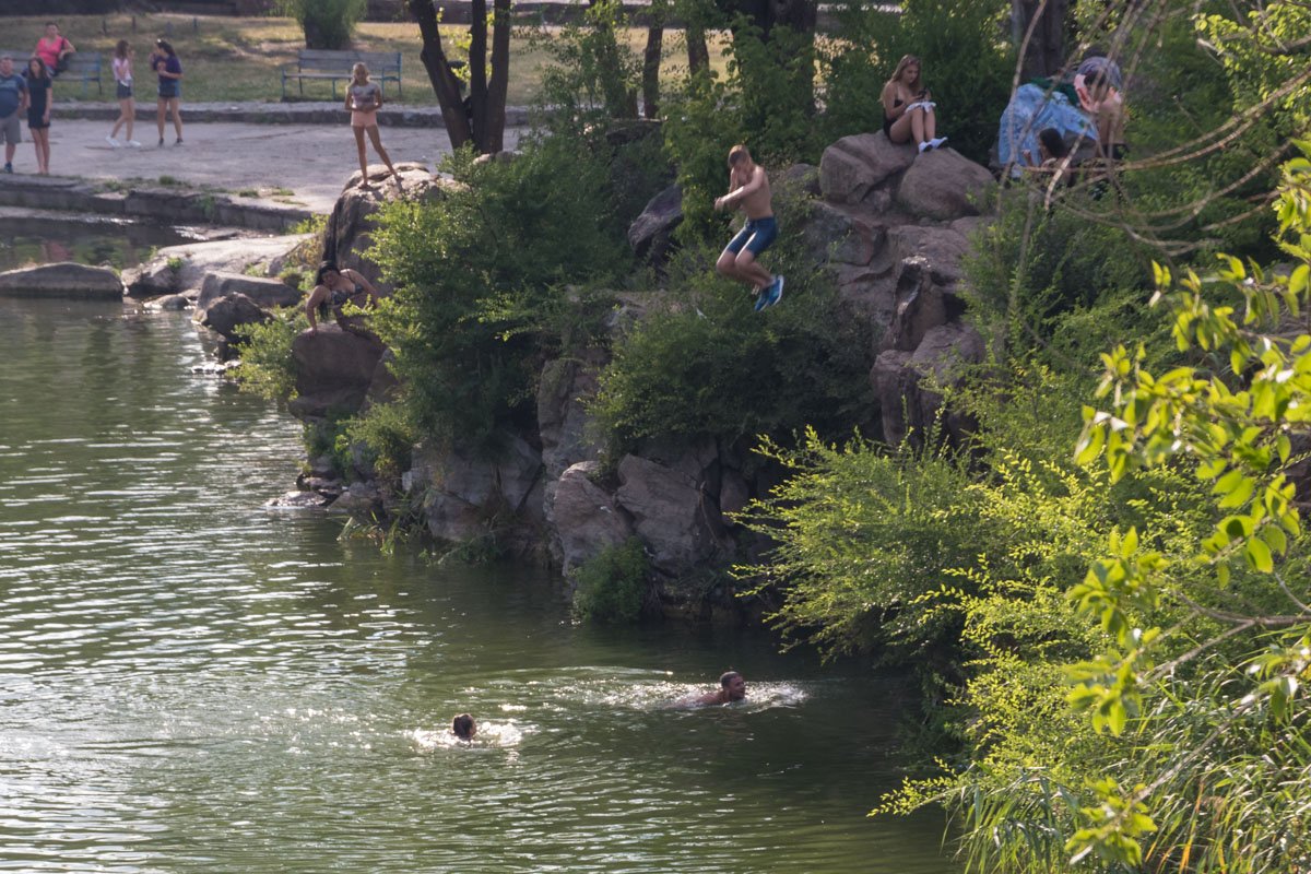 Несмотря на наличие экстренных служб на карьере, люди продолжают прыгать Несмотря на наличие экстренных служб на карьере, люди продолжают прыгать