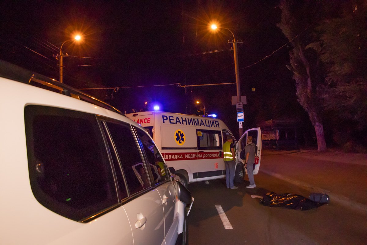 Медики пытались сохранить жизнь мужчине, однако им оставалось лишь констатировать смерть 