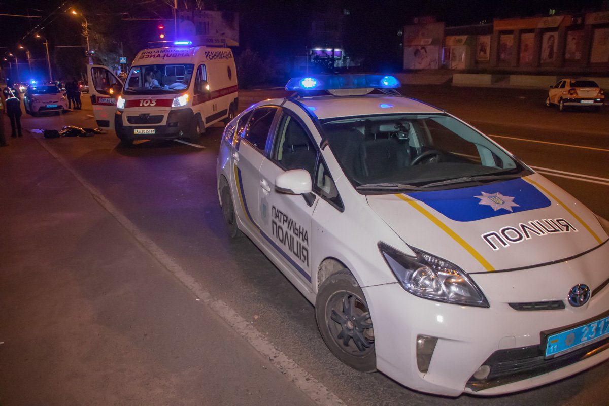 Патрульные вызвали на место следователя по ДТП и судебно-медицинских экспертов 