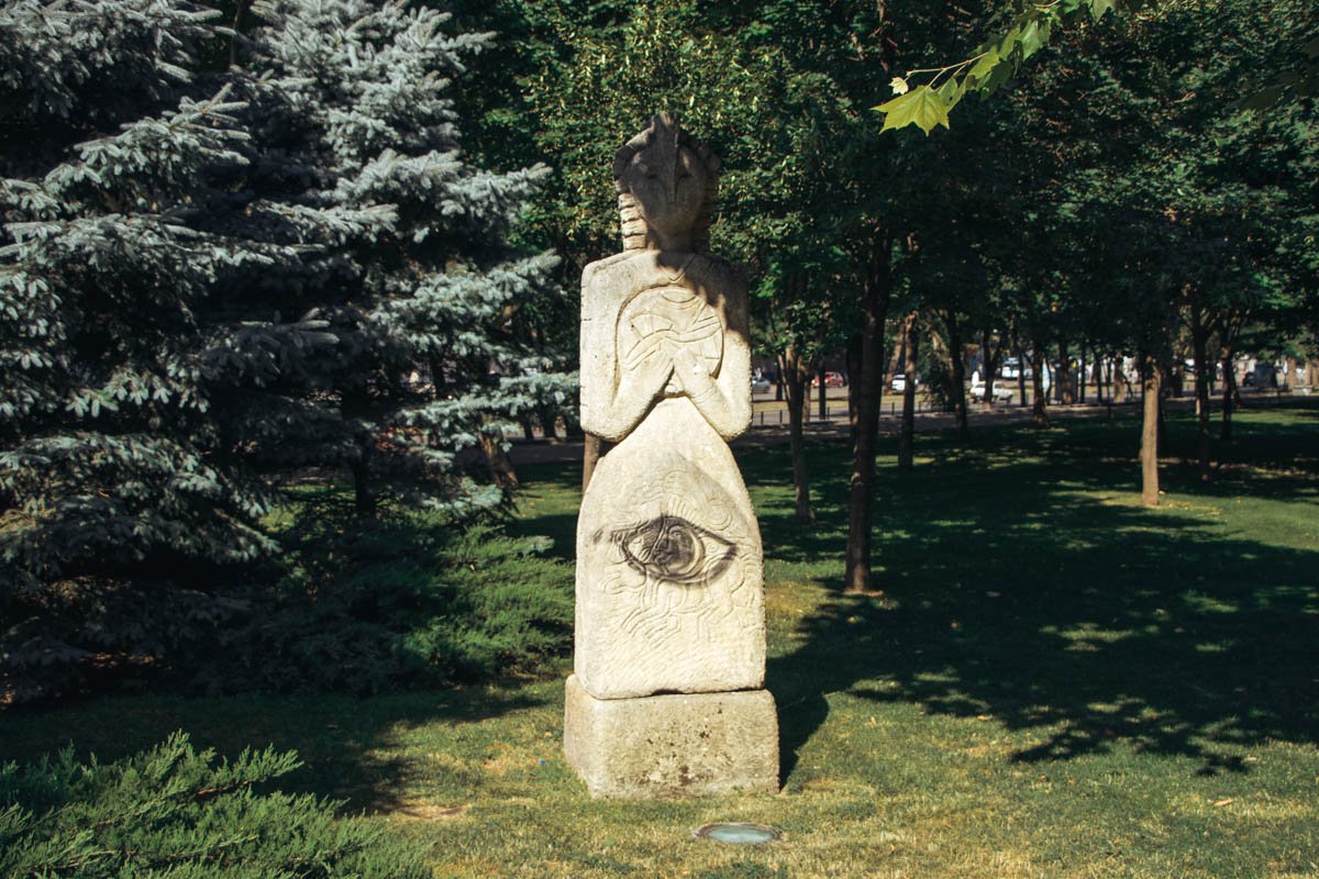 Абстрактные скульптуры украшают сквер 