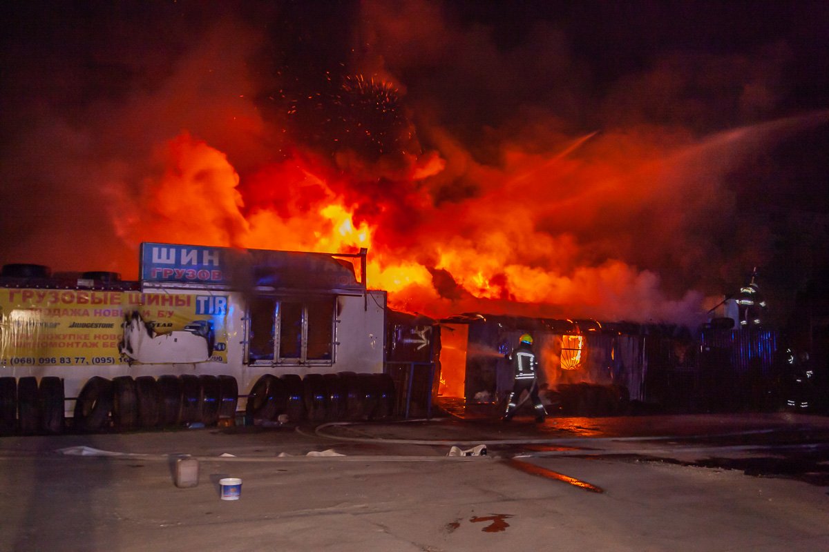 Загорелся шиномонтаж Загорелся шиномонтаж