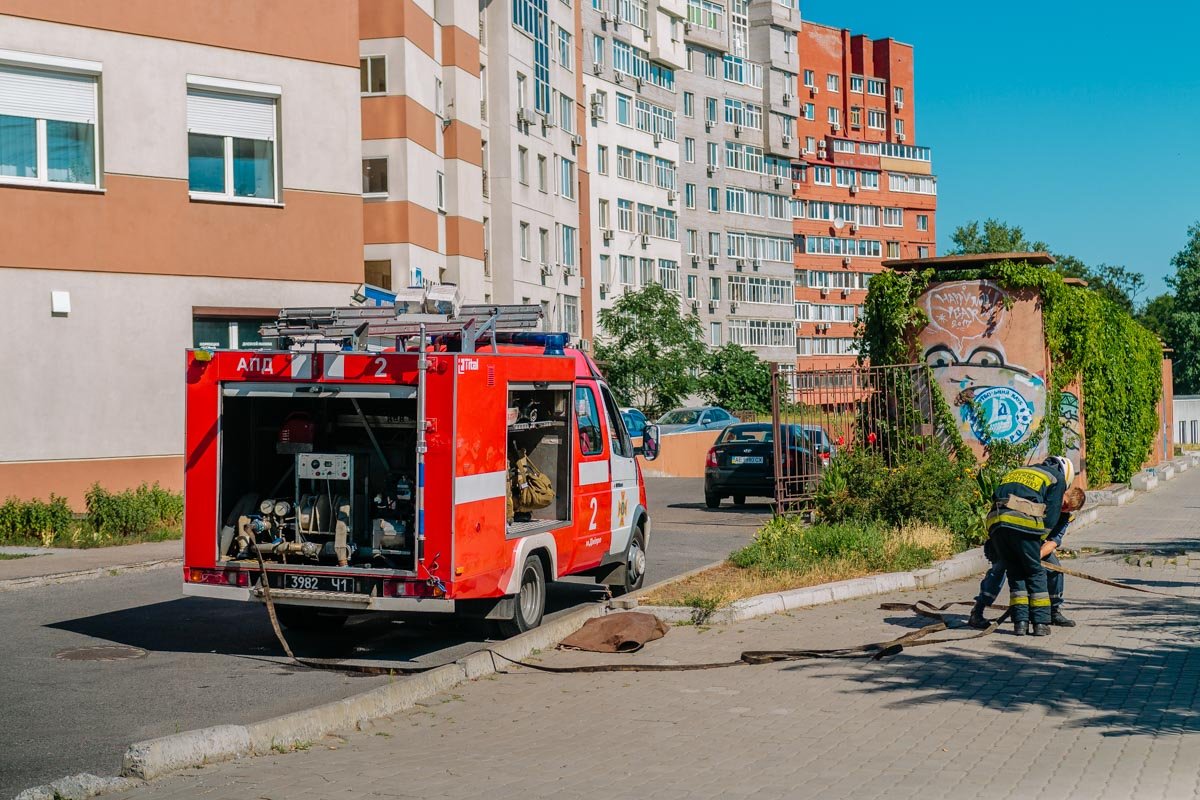 В Днепре на бульваре Кучеревского горят кабели В Днепре на бульваре Кучеревского горят кабели