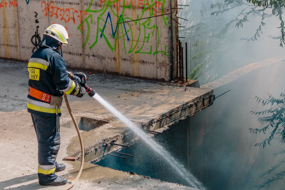 На место происшествия приехали сотрудники ГСЧС На место происшествия приехали сотрудники ГСЧС