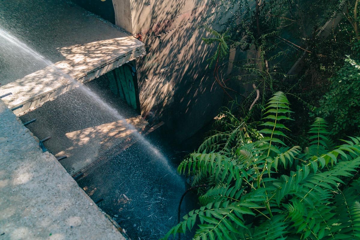 По приезде спасатели выяснили, что горят кабели в недостроенном здании По приезде спасатели выяснили, что горят кабели в недостроенном здании