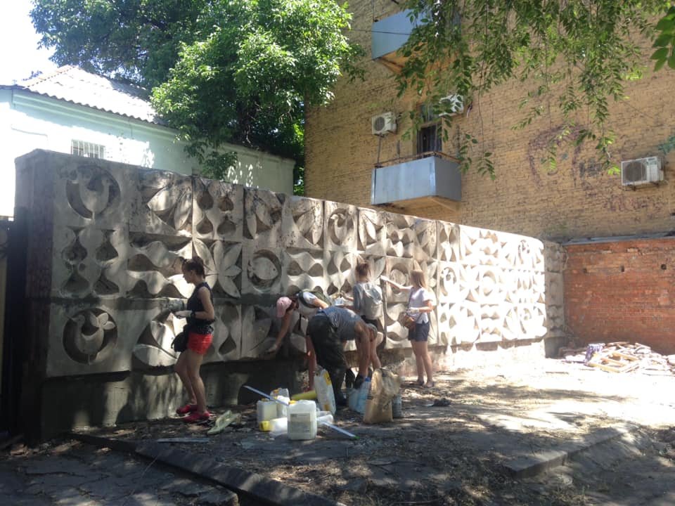 Активисты привели стену в порядок Активисты привели стену в порядок