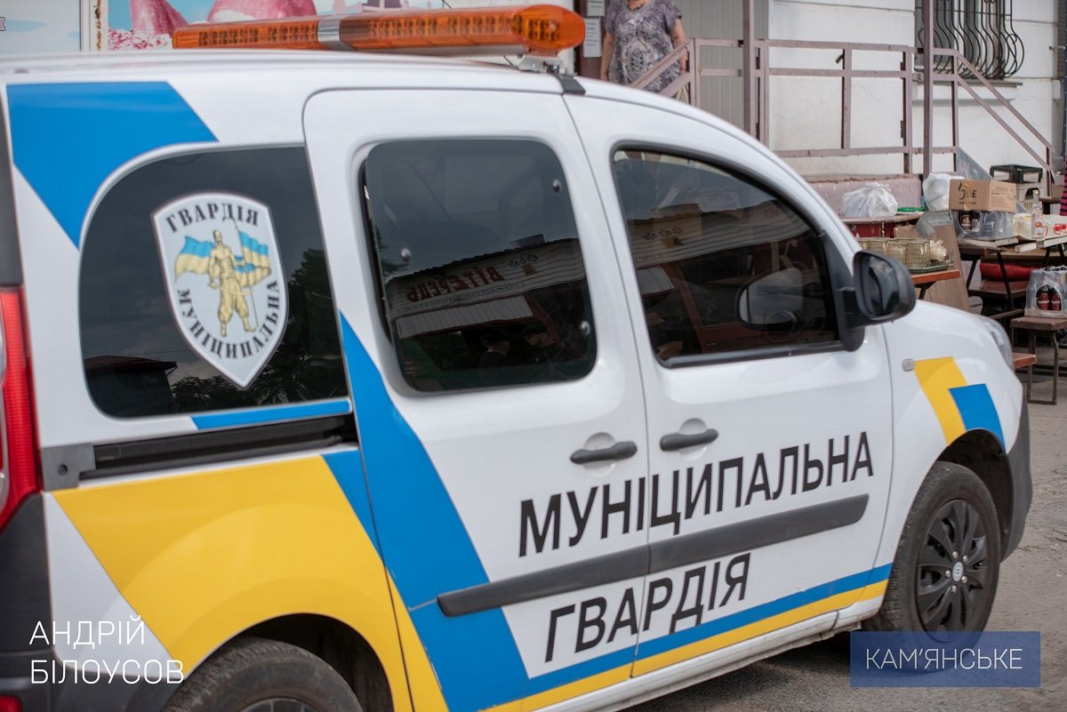 В своих многочисленных жалобах местные жители отмечали, что в заведении продают алкогольные напитки на разлив, а посетители постоянно буянят и устраивают драки В своих многочисленных жалобах местные жители отмечали, что в заведении продают алкогольные напитки на разлив, а посетители постоянно буянят и устраивают драки