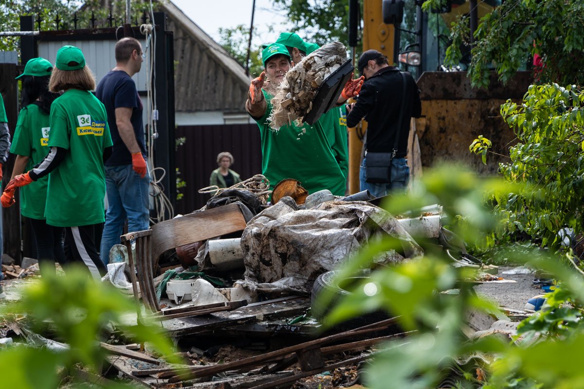 На то, чтобы убрать обгоревшие развалины, которые раньше назывались домом, волонтерам понадобилось примерно полдня На то, чтобы убрать обгоревшие развалины, которые раньше назывались домом, волонтерам понадобилось примерно полдня