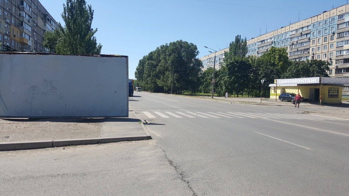 Бигборд упал на улице Метростроевской Бигборд упал на улице Метростроевской