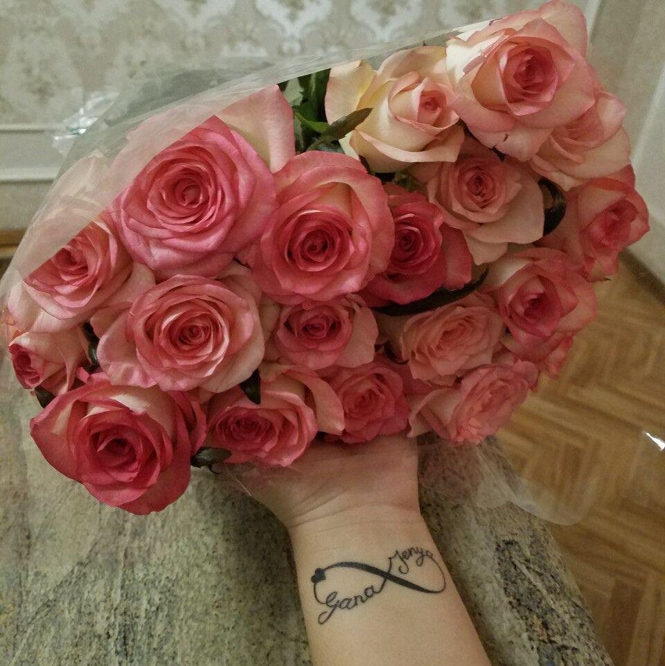 Девушка сделала тату с именем любимого мужчины Девушка сделала тату с именем любимого мужчины