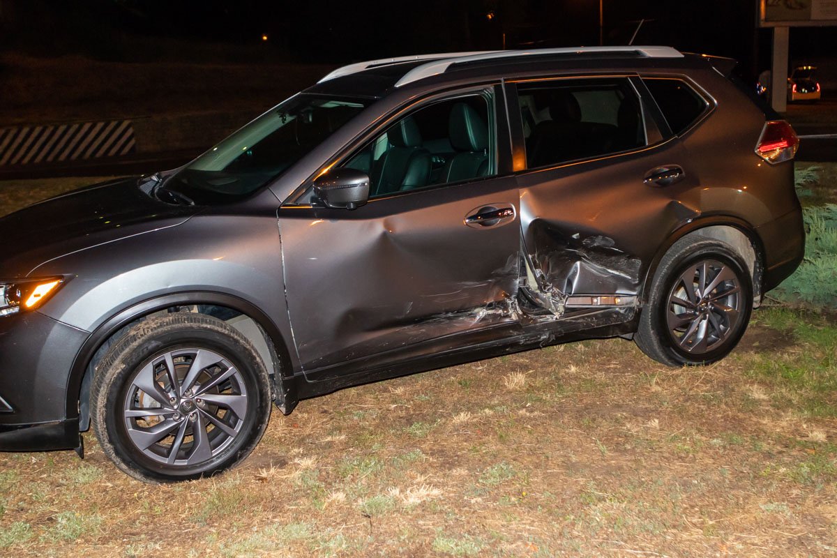 У Nissan Rogue пострадала дверь водителя и пассажира