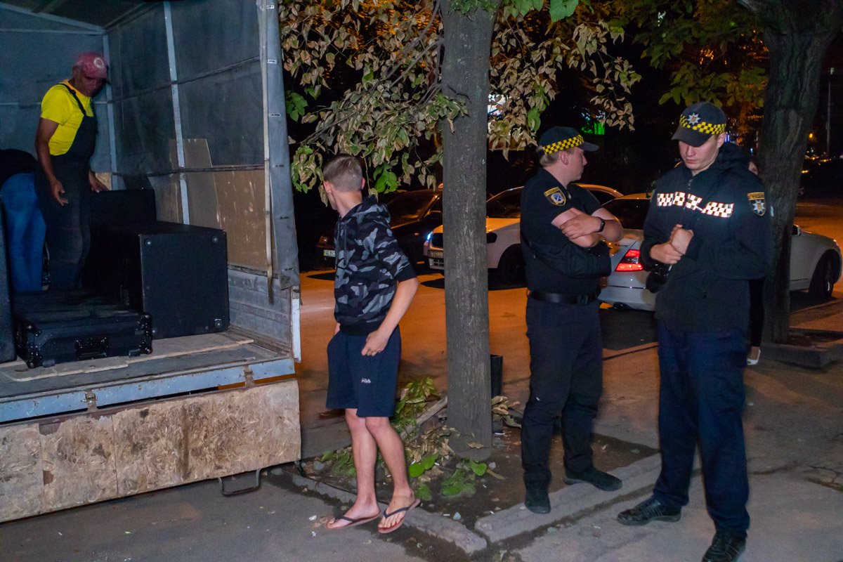 На место приехали представители КП "Благоустройство города", "муниципалы" и патрульные