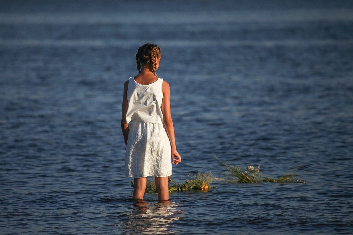 Девушки пускали венки по реке