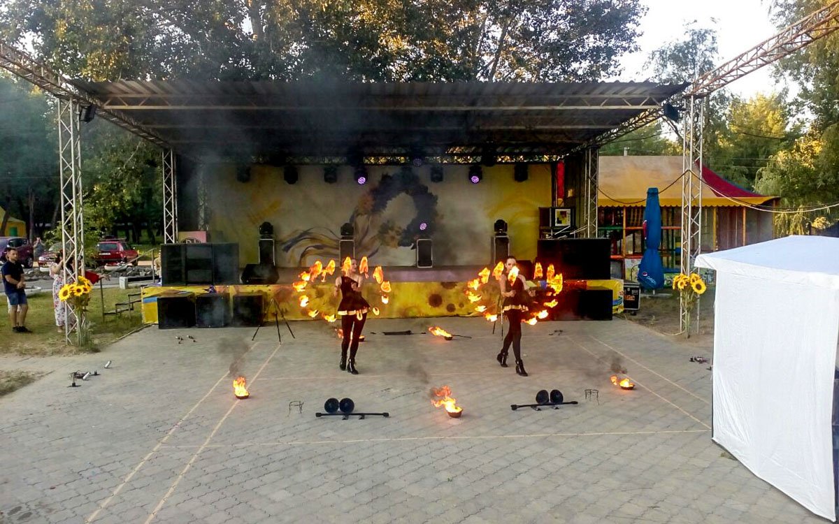 Под конец организаторы порадовали фаер-шоу