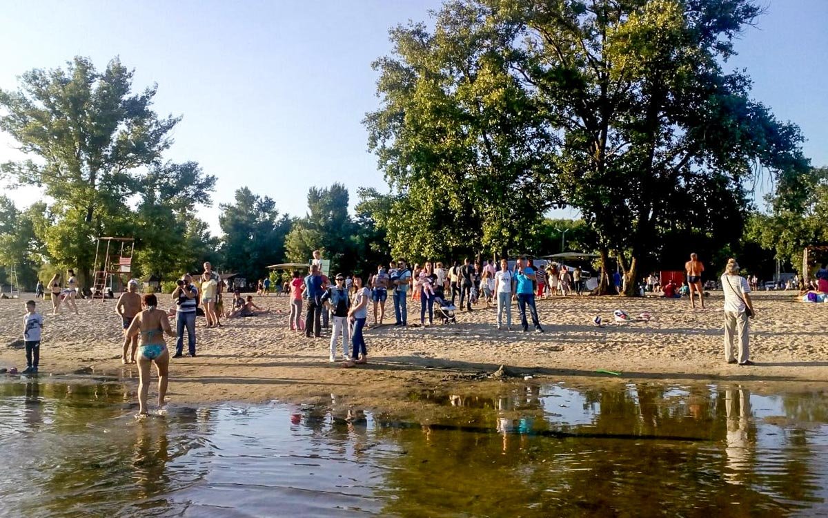 На пляже собрались несколько десятков горожан