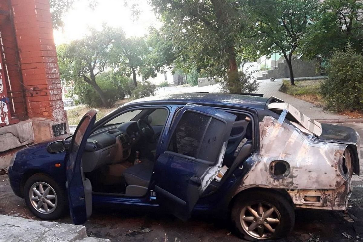 Автомобиль стоял припаркованный возле многоэтажки на Набережной Победы