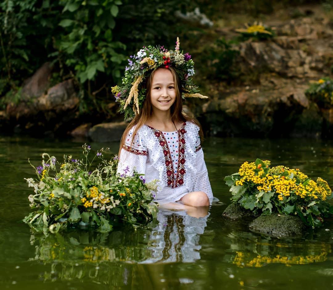 По традиции, венки спускали на воду 