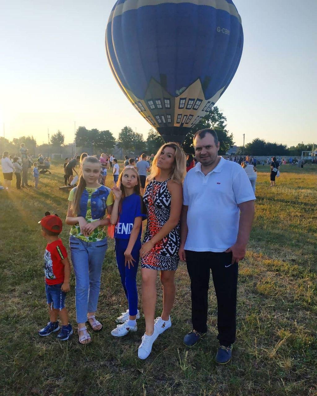 Многие пришли на прогулку с семьей 