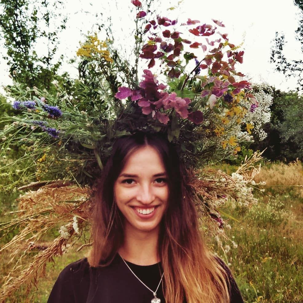 Девушке удалось сплести настоящую корону