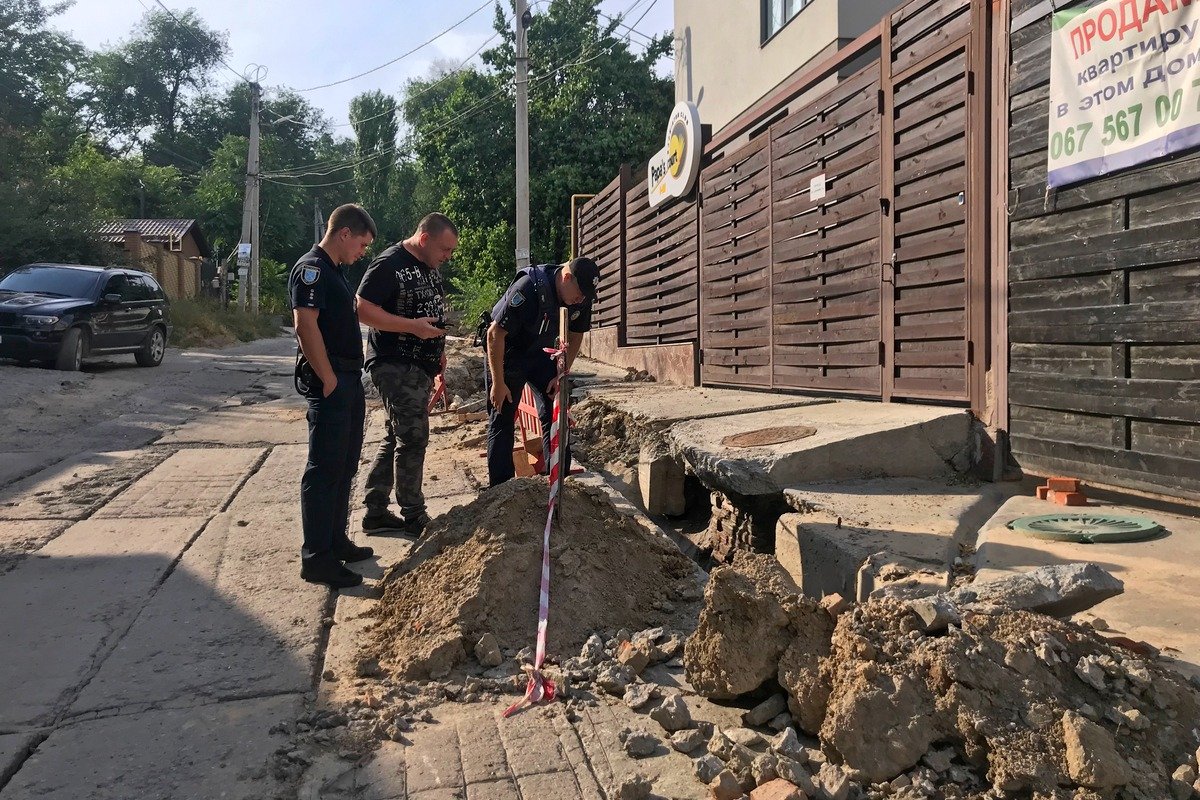 Вместе с кучей земли коммунальщики достали на поверхность расколотый череп и несколько позвонков Вместе с кучей земли коммунальщики достали на поверхность расколотый череп и несколько позвонков