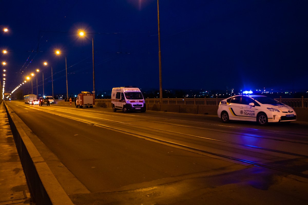 Около 2:00 на линию "102" сообщили о том, что с Амурского моста пытается прыгнуть мужчина Около 2:00 на линию "102" сообщили о том, что с Амурского моста пытается прыгнуть мужчина