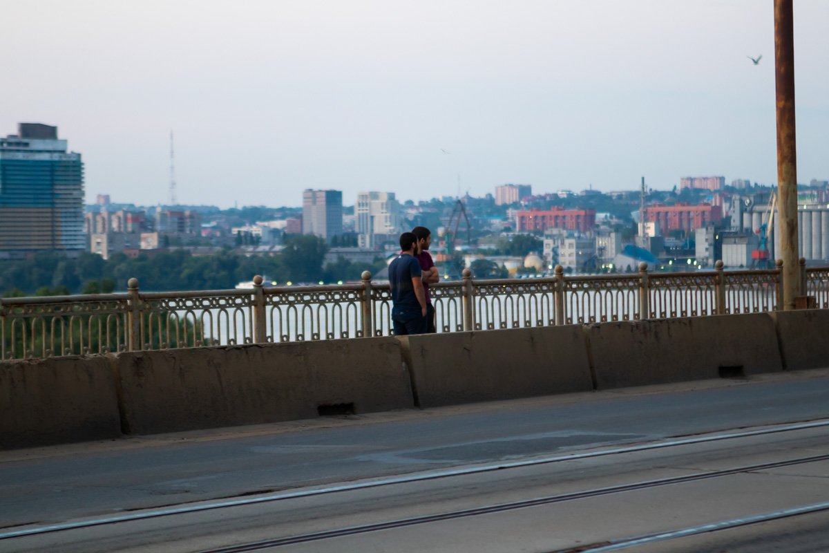 Только около 5:00 его удалось уговорить перелезть обратно  Только около 5:00 его удалось уговорить перелезть обратно
