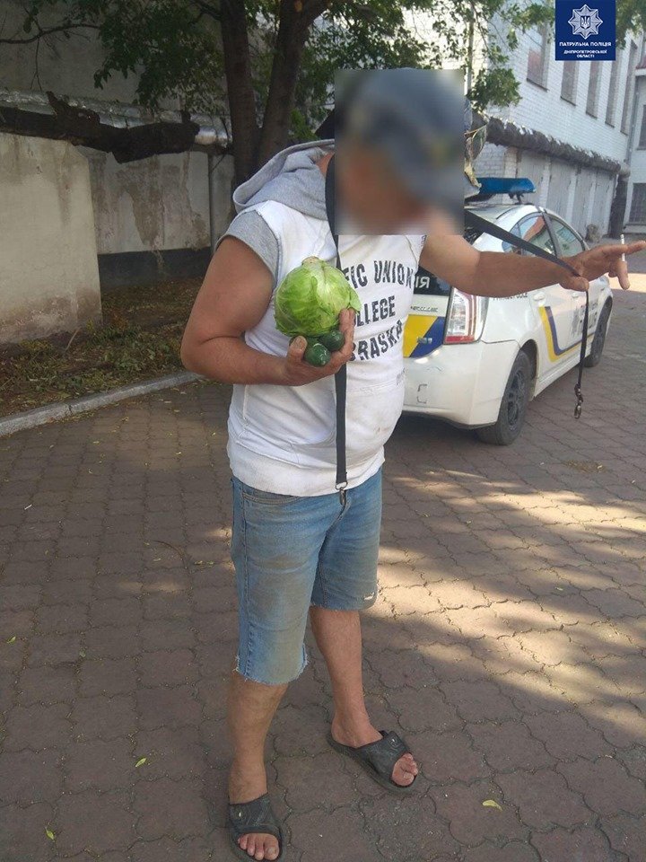 В Днепре мужчина распивал алкоголь на детской площадке в компании капусты и огурцов В Днепре мужчина распивал алкоголь на детской площадке в компании капусты и огурцов