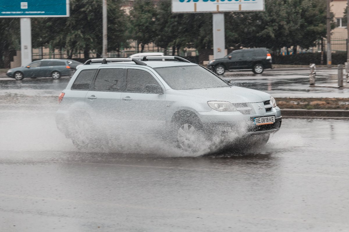 Будьте осторожны возле проезжей части