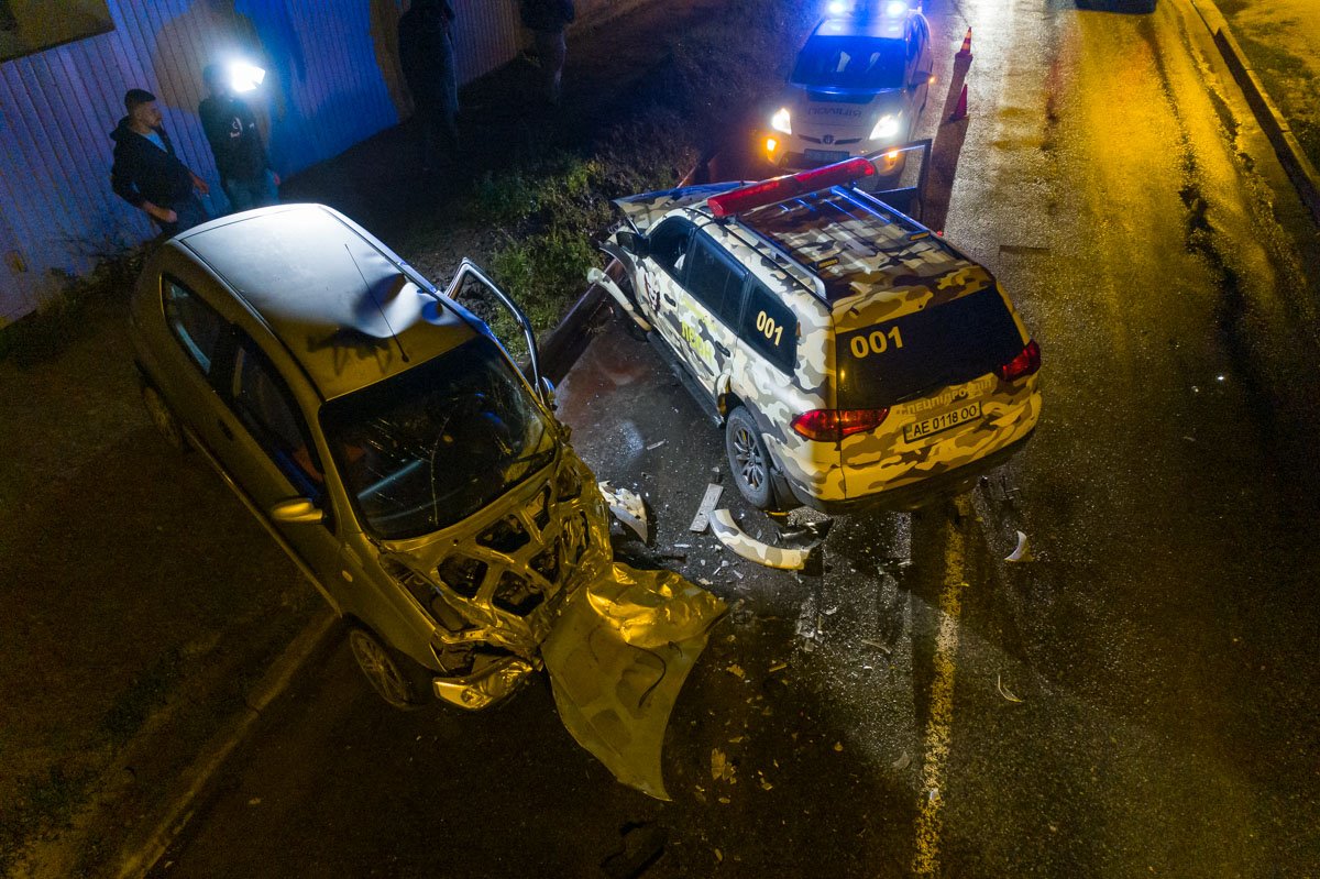 Оба автомобили существенно повреждены, у джипа сработали подушки безопасности.