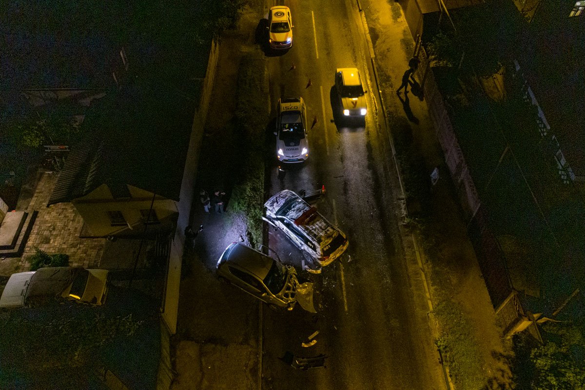 От удара Chevrolet выкинуло на тротуар