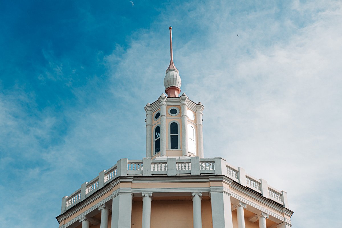 В предместье городском, где пряные подарки