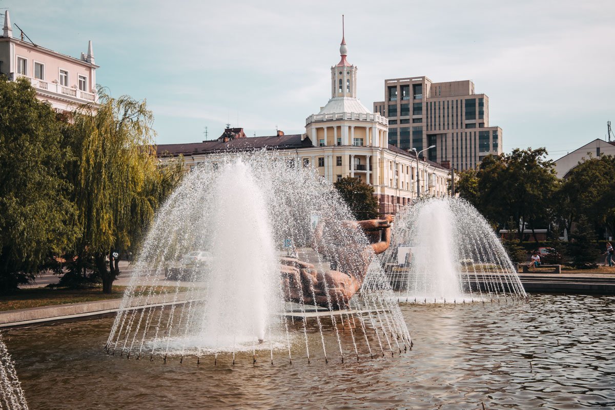 Для нас таит порок в замызганной хибарке,