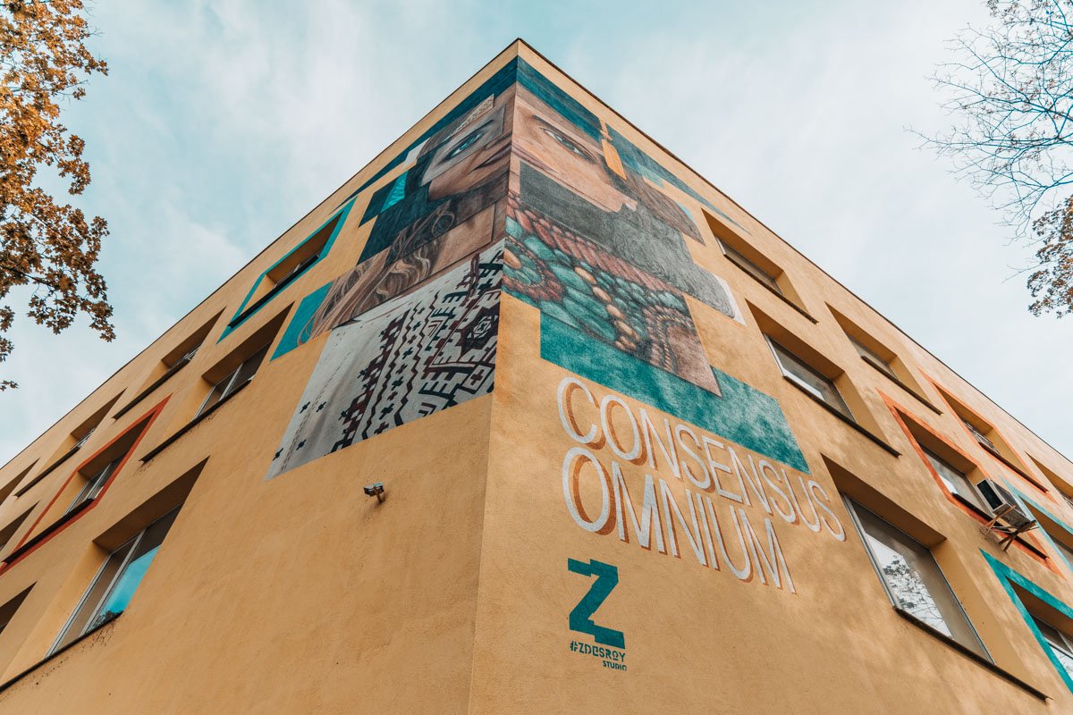 Под солнцем яростным, что, стрелы раскаля,