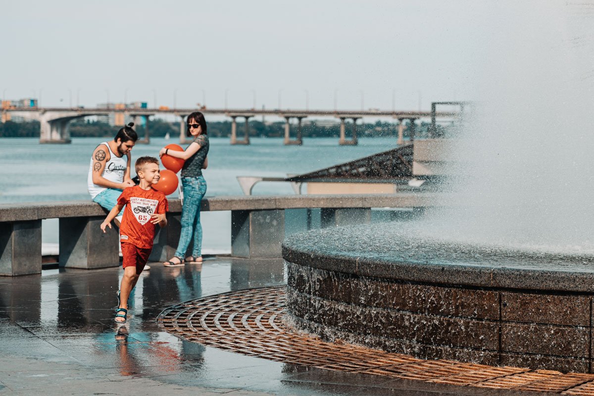 Хлеба и кровли жжет, столицу и поля,