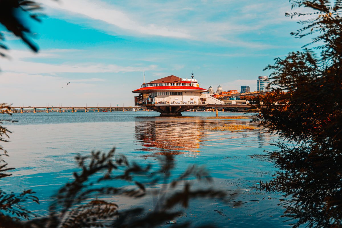 Я блестки рифм ищу по грязным закоулкам,