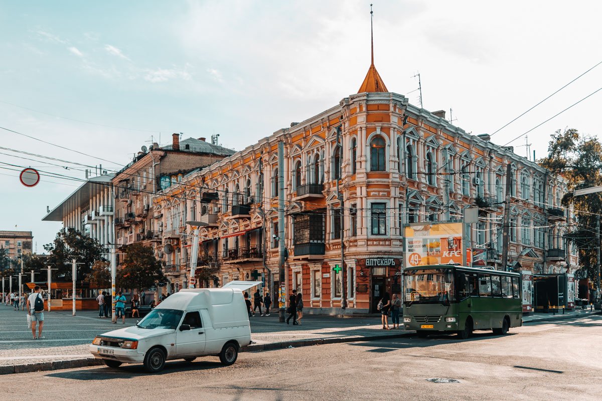 Ты в поле и червей и розы возрастило,