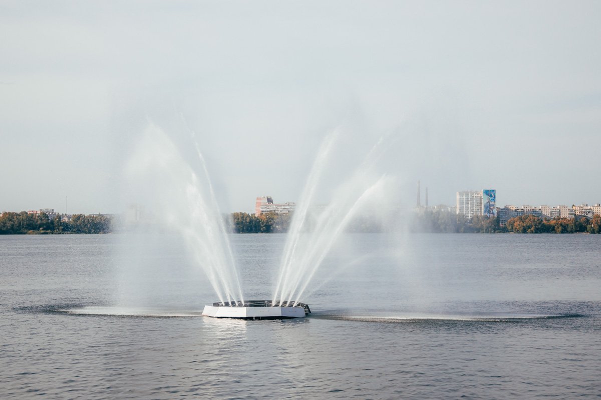 Как в соты влажные, ты в мозг вливаешь мед.