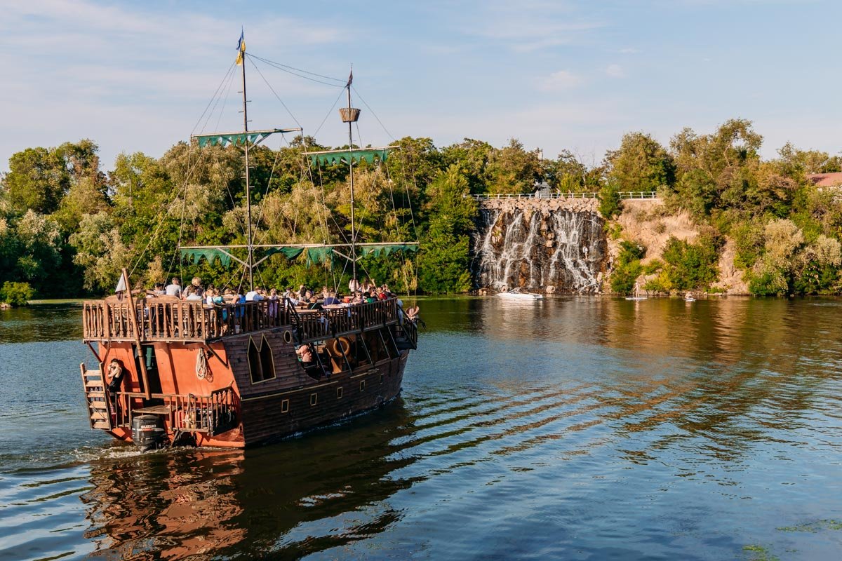 В бессмертном сердце том, где властвует весна.