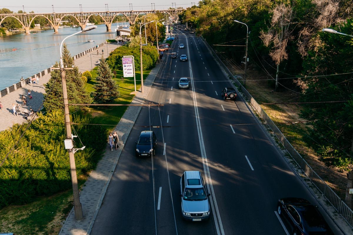 По городу идешь совсем под стать поэту,