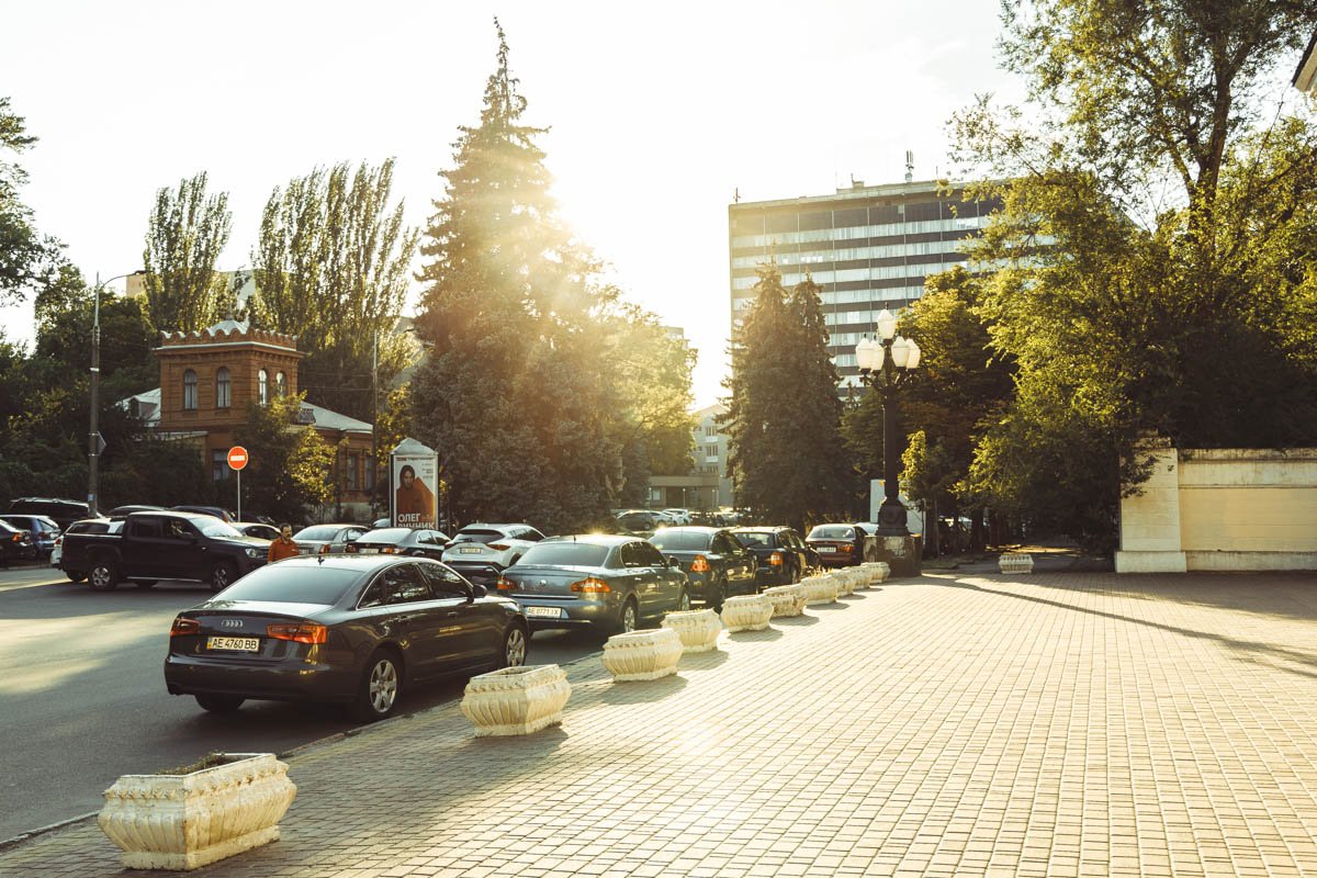 В больницы, во дворцы и в двери всех лачуг.
