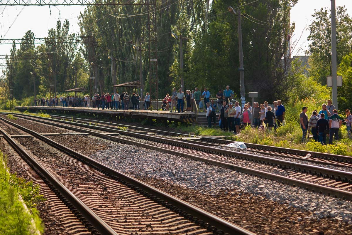 В течение часа проезд для подвижного состава был перекрыт В течение часа проезд для подвижного состава был перекрыт