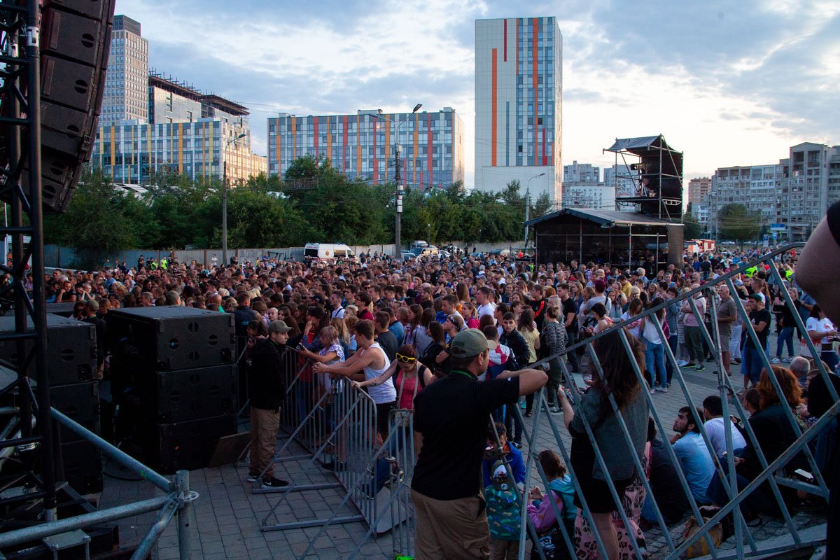9 июля, Фестивальный причал заполнился сотнями людей — здесь прошел бесплатный концерт группы «Океан Эльзы»