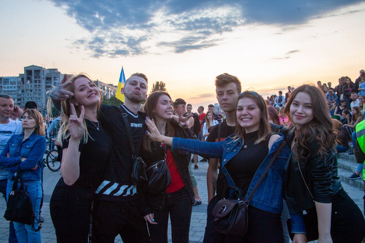 Концерт начался в 21:40 и продлился почти час