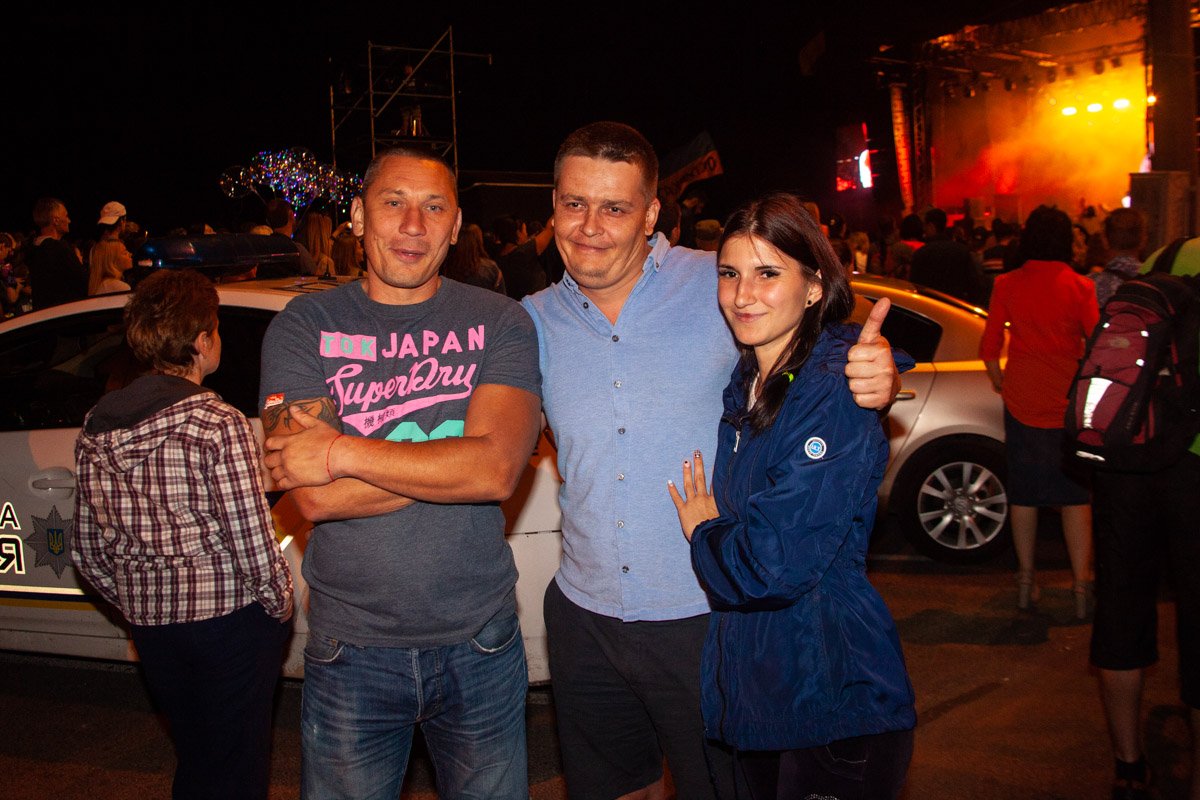 Народ пришел на концерт целыми семьями