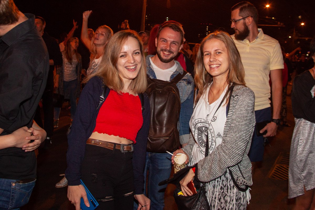 Люди веселились и танцевали