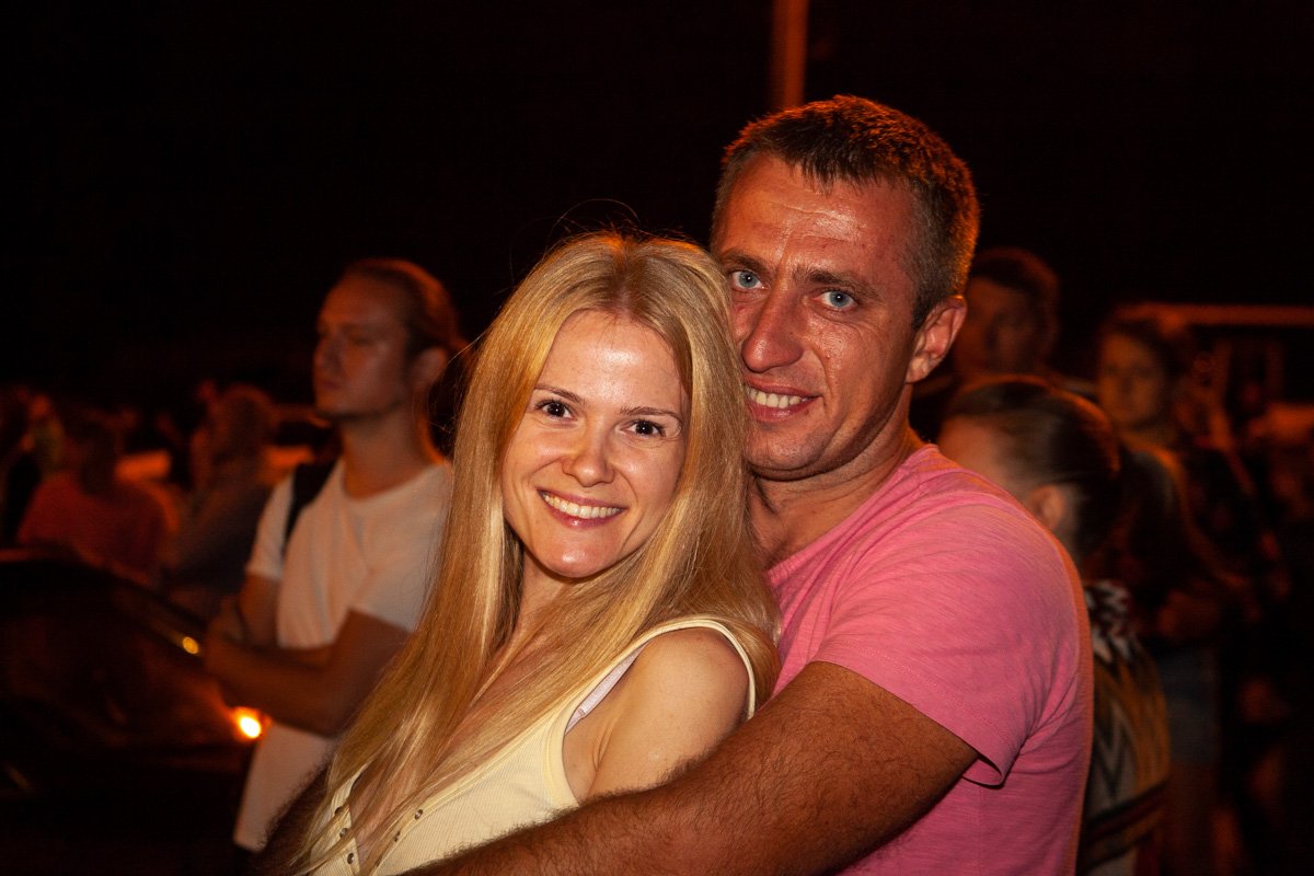 Парочки мило позировали нашему оператору