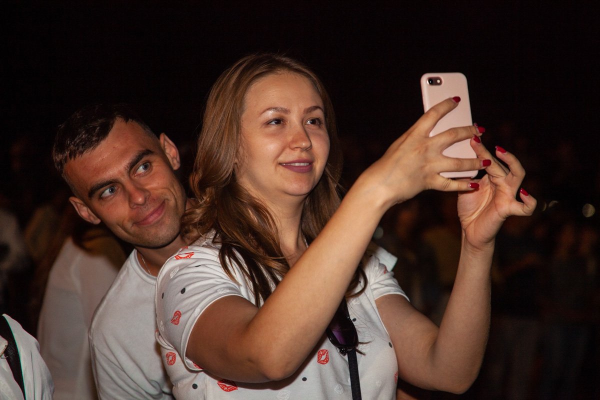 Почти каждый, кто был на концерте, сделал фото певца