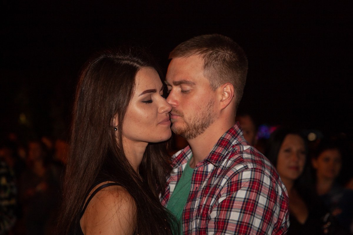 Под медленные треки, парочки танцевали без стеснения